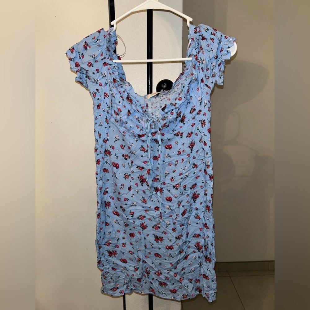 WINDSOR light blue 
Smocked Florals Mini Dress
Size M